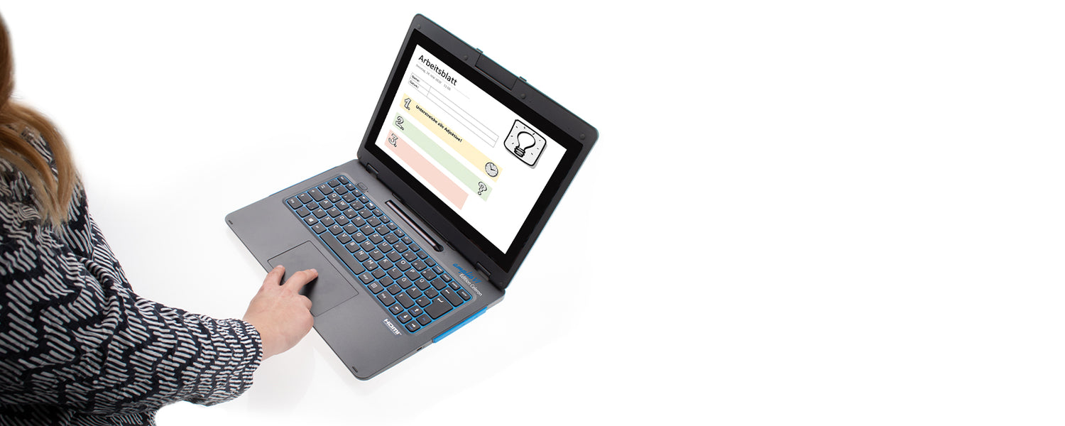 Bild eines Schülers wie er ein Arbeitsblatt auf dem amplio 6 Laptop löst