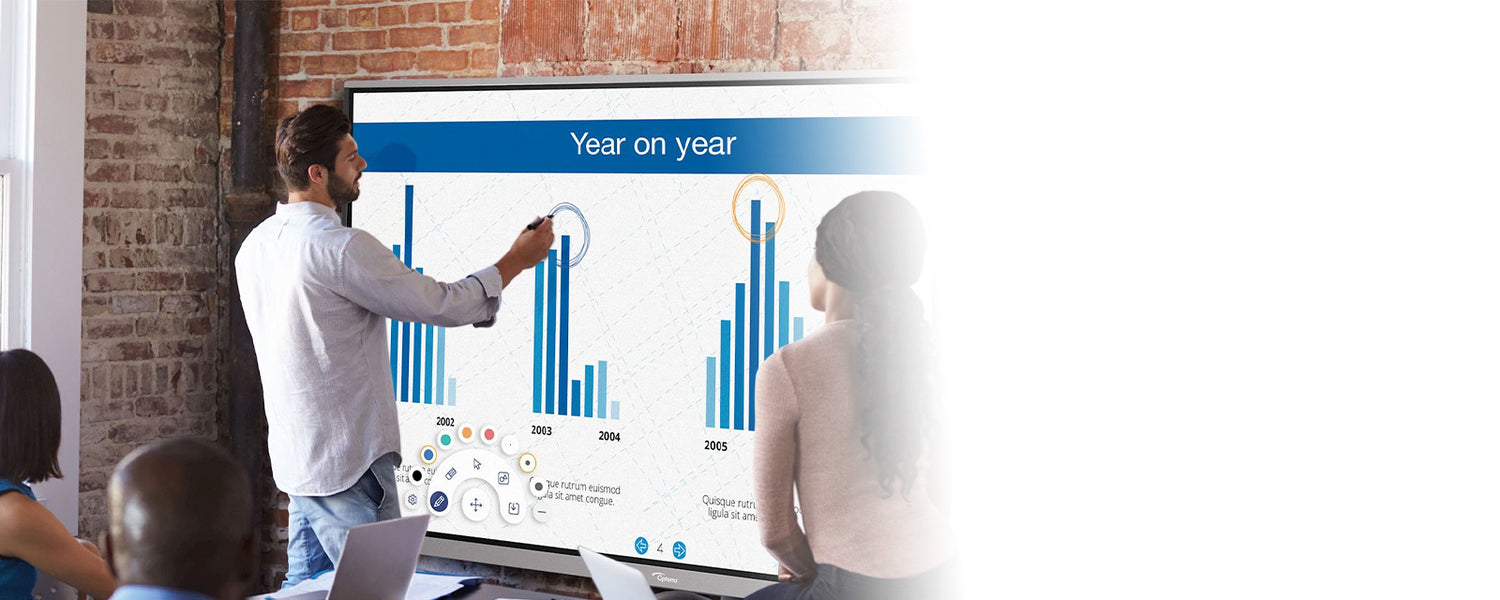 Bild eines Lehrers welcher ein digitales Whiteboard verwendet